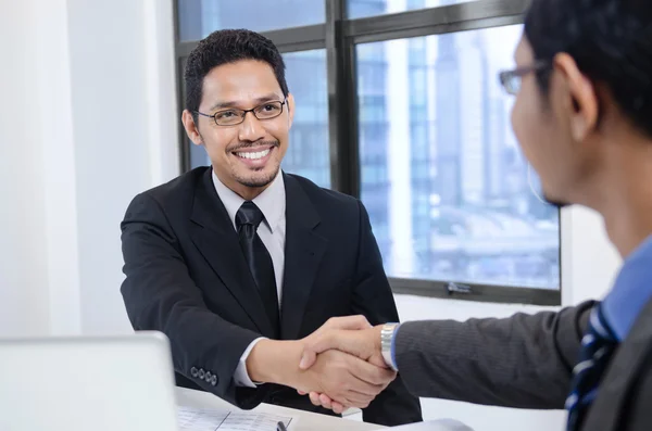 Affärsmän skakar hand — Stockfoto