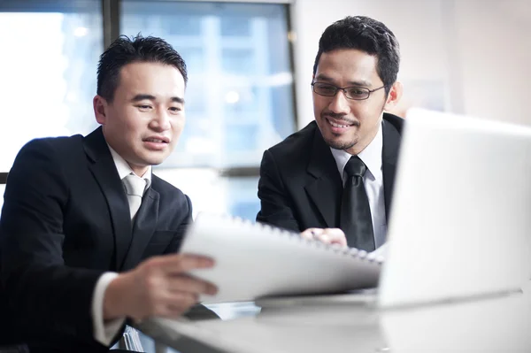 Les hommes d'affaires travaillant avec un ordinateur portable — Photo