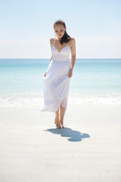 Attraente asiatico femminile a piedi sulla spiaggia — Foto Stock