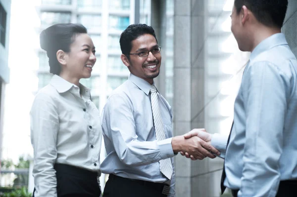 ยิ้มนักธุรกิจจับมือกัน — ภาพถ่ายสต็อก