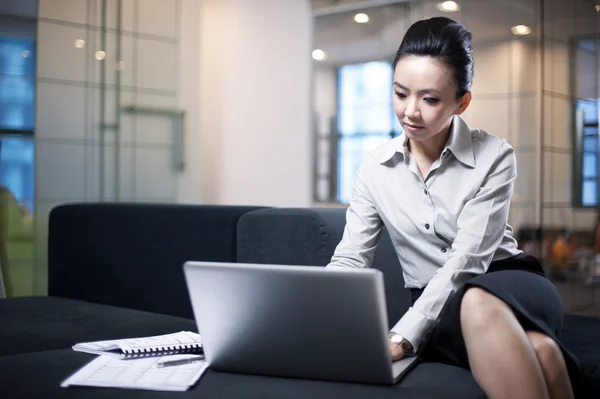 Aziatische zakenvrouw met behulp van laptop — Stockfoto