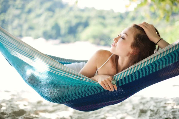Aantrekkelijke Aziatische vrouw ontspannen op een hangmat — Stockfoto