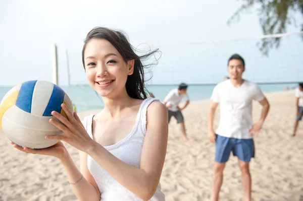 Young sporty friends playing volleyball — Stock Photo, Image