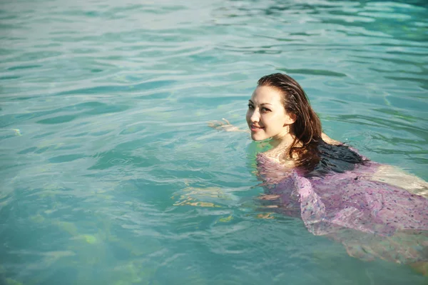 Okyanusta yüzmeye çekici Asyalı kadın — Stok fotoğraf