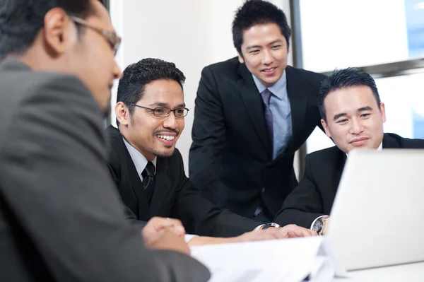 Asiatiska businessteam arbeta tillsammans — Stockfoto