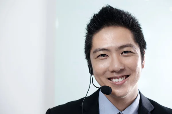 Asian support call center worker — Stock Photo, Image