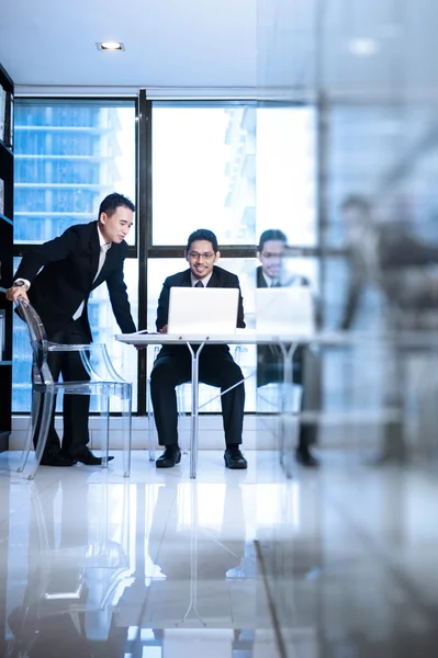 Affärsmän som arbetar med laptop på kontoret — Stockfoto