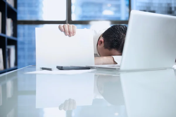 Cansado asiático empresário em seu local de trabalho — Fotografia de Stock