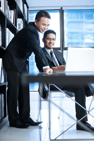 Business men using laptop for work — Stock Photo, Image