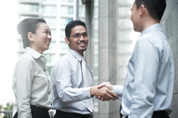 ยิ้มนักธุรกิจจับมือกัน — ภาพถ่ายสต็อก