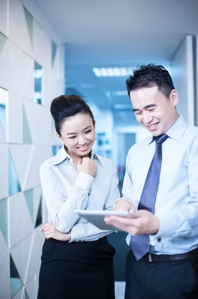 Asian business couple working with tablet — Stock Photo, Image