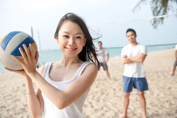 Young sporty friends playing volleyball — Stock Photo, Image