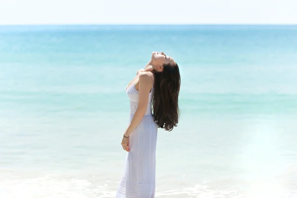 Приваблива азіатська жінка розслабляється на пляжі Стокове Зображення