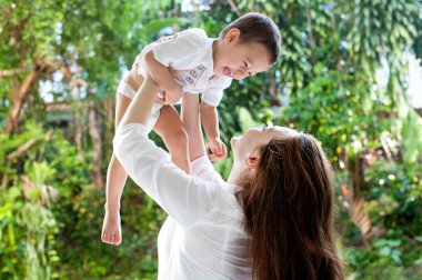 Asyalı bebek ve annesi