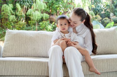 Asyalı anne ile oğlu