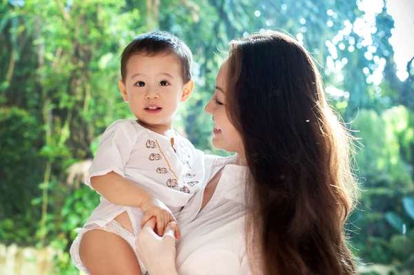 Asyalı bebek ve annesi