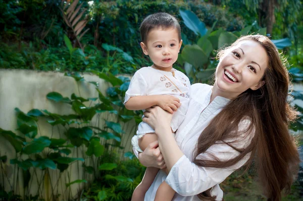 Asiático bebê e mãe — Fotografia de Stock