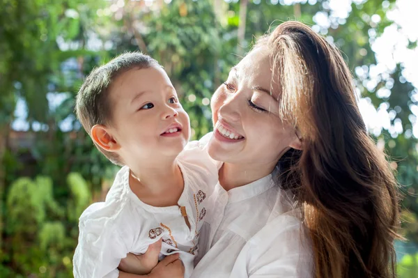 Asyalı bebek ve annesi