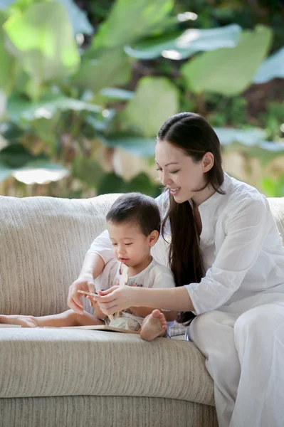 Asiatico madre con figlio — Foto Stock