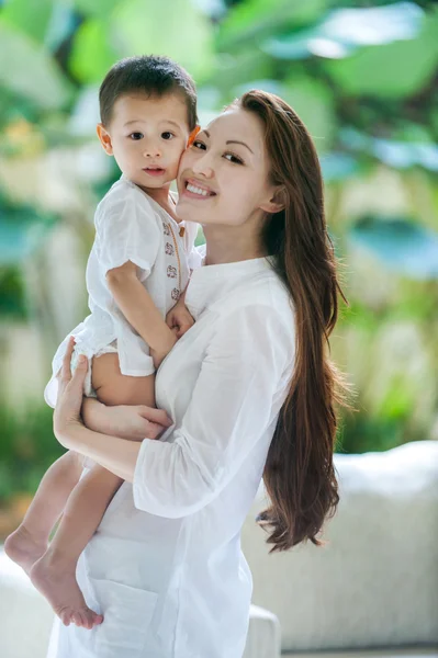 Asiatico madre con figlio — Foto Stock