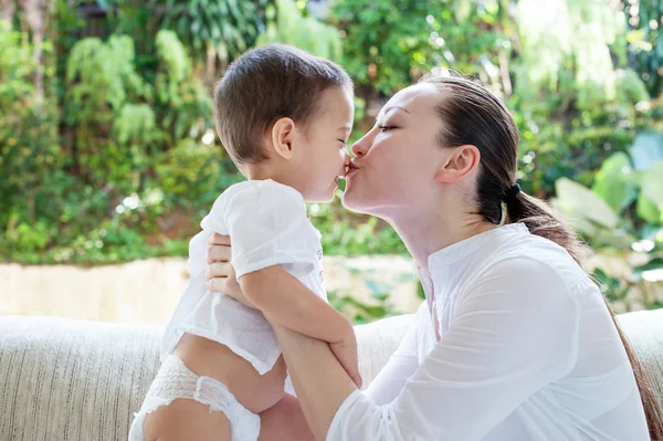 Asiática madre con hijo —  Fotos de Stock