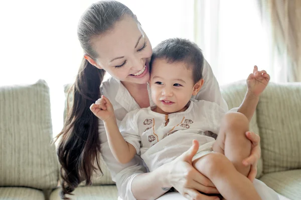 Asiática madre con hijo —  Fotos de Stock