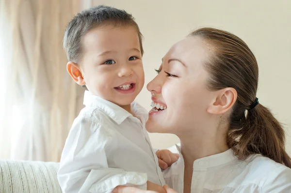 Mãe asiática com filho — Fotografia de Stock