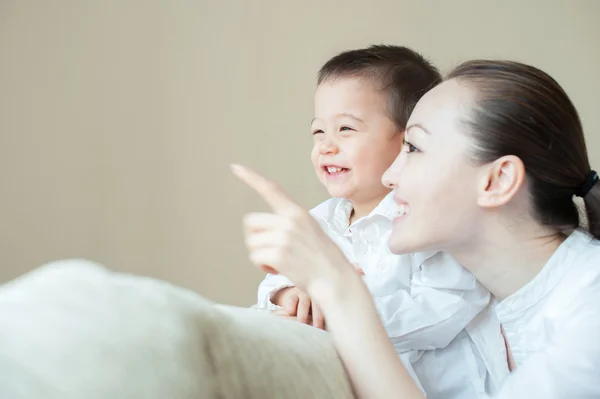 Asiatische Mutter mit Sohn — Stockfoto