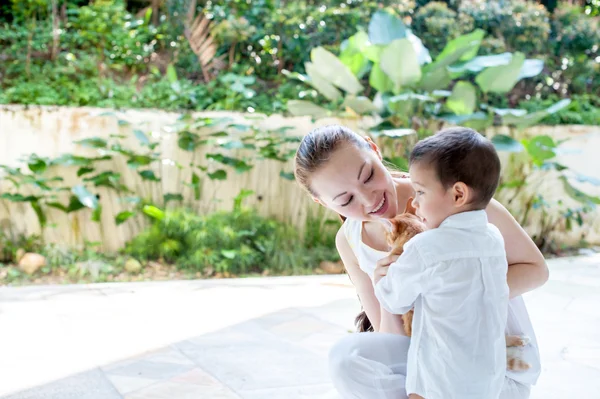 Mãe asiática com filho e gato — Fotografia de Stock