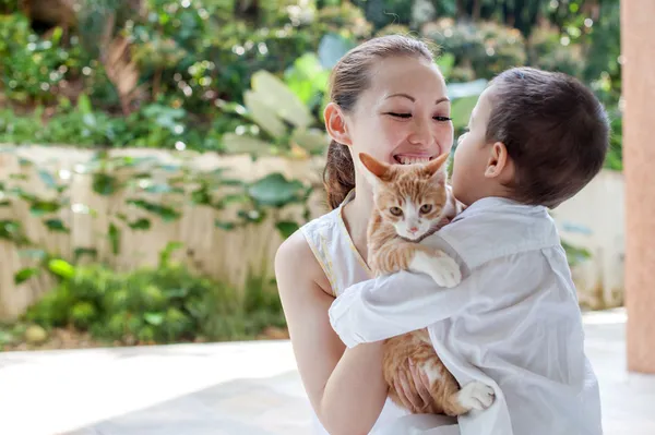 Asian mother with son and cat — Stock Photo, Image