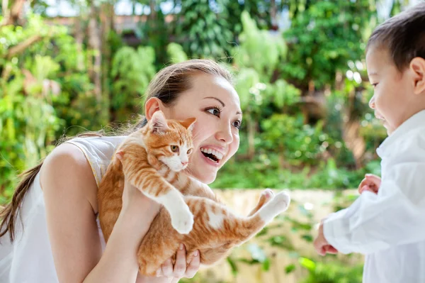 Asian mother with son and cat — Stock Photo, Image