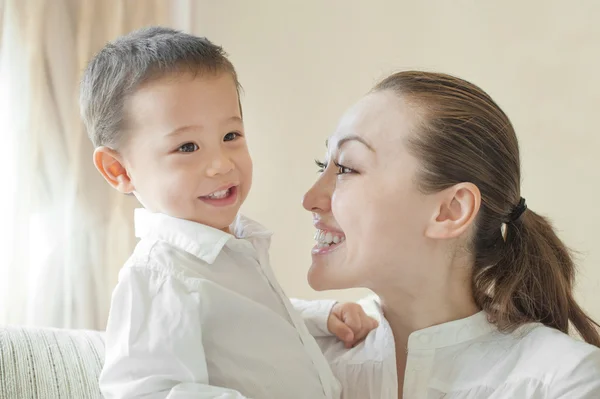 Asiatique mère avec fils Image En Vente