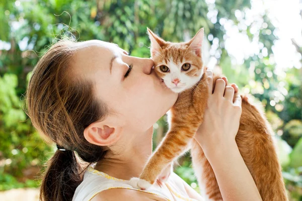 亚洲女人接吻猫 免版税图库照片
