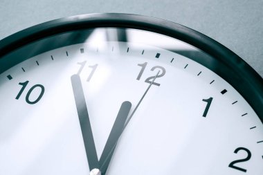 Saate yakın çekim yap ya da zarif siyah oklar ve numaralarla çevir. Saat 12 yönünde, iş konsepti resmi.