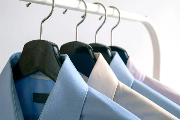 Cabides Pretos Madeira Com Camisa Negócios Fila Camisas Coloridas Rack — Fotografia de Stock