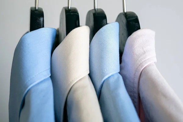 Close Cabides Com Camisas Negócios Fila Camisas Coloridas Rack Cabide — Fotografia de Stock