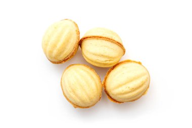 Beyaza izole edilmiş haşlanmış konsantre süt ile fındıklar. Kahverengi kremalı fındıklı kekler.