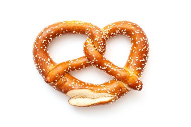 Beyaza izole edilmiş doğal el yapımı kraker. Oktoberfest için geleneksel Bavyera krakeri ve bira için aperatif olarak da üst manzara.