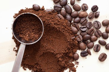 Kahve karışımı. Zeminin ve tahılların üst manzarası Tahta masada kahve. 