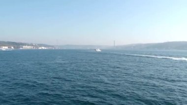 İstanbul 'da güneşli bir yaz gününde feribot Boğaz' ı geçiyor. Altın Boynuz 'un mavi suyu, Boğaz ve Türkiye' de denizlerde seyahat. video 4k çözünürlüğü