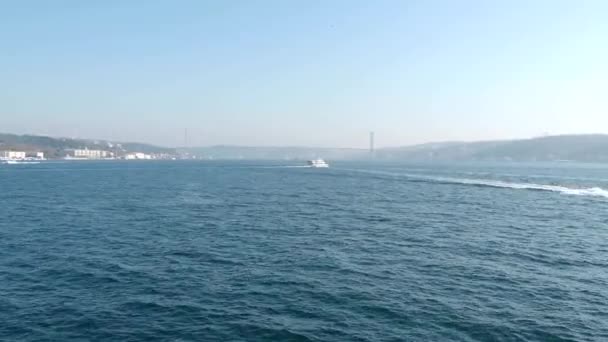 フェリーボートは イスタンブールの晴れた夏の日にボスポラスを横断します 黄金の角 ボスポラスの青い水とトルコの海の上にボートに乗って旅行 ビデオ4K解像度 — ストック動画
