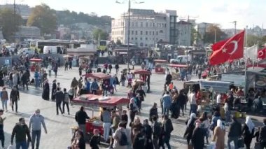 İSTANBUL - OCT 20: Eminn veya Eminonu Meydanı 'nda kalabalık. Geleneksel mimarisi, camisi, halkı ve denizi olan İstanbul 'un eski meydanı. 20 Ekim. Türkiye 'de 2021 