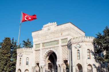 İSTANBUL - OCT 22: İstanbul Üniversitesi 'nin ana girişi. Tarihi dış görünüş, İstanbul Üniversitesi cephesi veya güneşli bir günde, 22 Ekim. Türkiye 'de 2021 