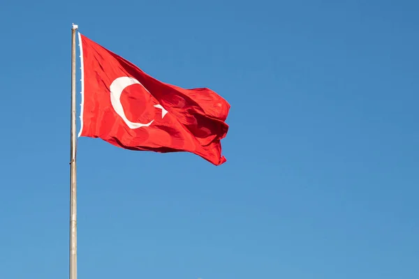 Bandera Turca Bandera Turquía Ondeando Asta Bandera Contra Cielo Azul — Foto de Stock