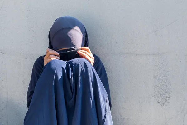 Menina Muçulmana Mulher Sentada Uma Rua Cidade Mulher Pobre Muçulmana — Fotografia de Stock