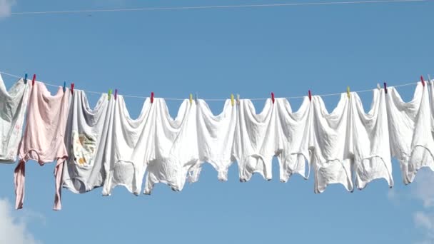 Waslijn Touw Met Schone Witte Kleren Tijdens Zonnige Zomerdag Tegen — Stockvideo