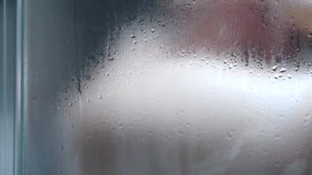 Mężczyzna Biorący Rano Prysznic Mokra Kabina Prysznicowa Kroplami Wody Parą — Wideo stockowe