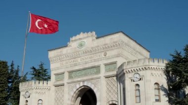 İstanbul Üniversitesi 'nin ana girişi. Tarihsel dış görünüş, İstanbul Üniversitesi ön cephesi güneşli bir günde, 22 Ekim. Türkiye 'de 2021