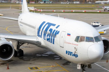 MOSCOW - 19 Ekim 'de Moskova' da Utair havayollarıyla yakın plan uçuşu. Rusya 'da 2021. Utair ünlü bir Rus havayolu şirketidir.. 