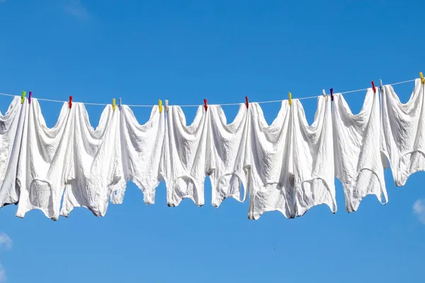 Wäscheleine Seil Mit Sauberer Weißer Kleidung Einem Sonnigen Sommertag Vor — Stockfoto